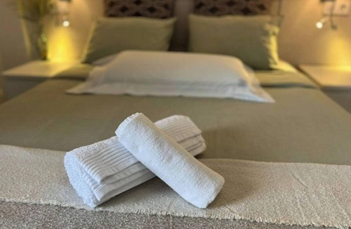 Reboleira Apartment | Private bathroom in apartment shared with other guests