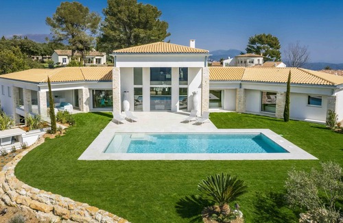 Peymeinade Villa | Proche de Mougins, Propriété de Luxe, vue Panoramique, Environnement Privilégié