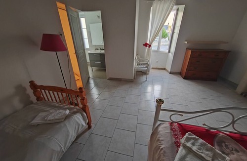 Hommes Bed & Breakfast | Red Room 20m² Private Bathroom with Brunch