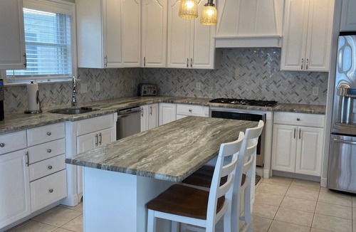 North End Condo | REDUCED JUNE WEEKS! -BEACH -BLOCK BEAUTIFUL HOME- BOOK NOW! NEWLY RENOVATED!