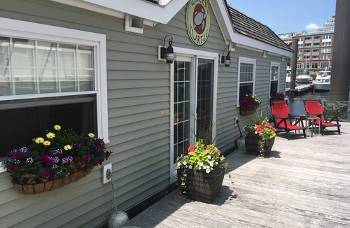 Thompson Square - Bunker Hill Boat Rental | Romantic Boston Harbor Houseboat Stay for 2 people. A/C. Close to Freedom Trail.