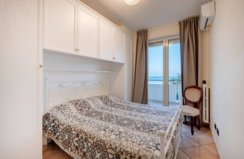 Municipio 3 Apartment | 'Rosato 14–Balcony Over the Sea' Apartment with Sea View, Wi-Fi and Air Conditioning