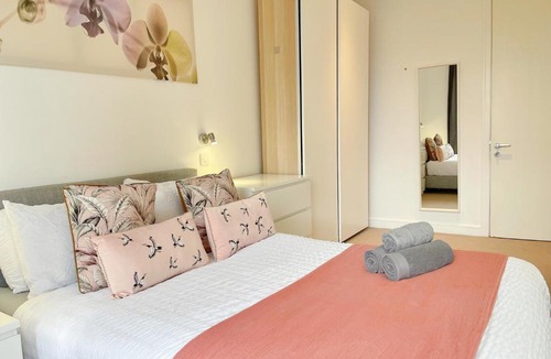Elephant and Castle Apartment | Sleek 3-bedroom AC flat with Balcony, Lift access, FREE WiFi in Southwark, Borough near The Shard by Staylio London