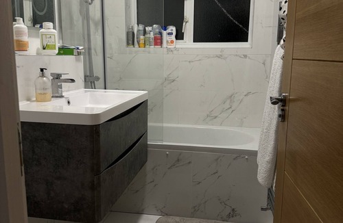 Finchley Church End Apartment | Smart Room for contractor workers and also leisure