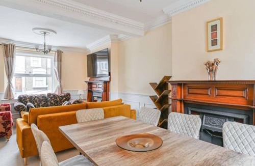 New Cross Apartment | Spacious 3 Bedroom Property, Sleeps 8, Perfect for Business & Leisure in South East London