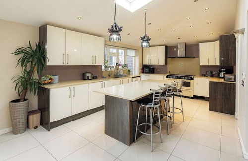 Ickenham House | Spacious 4BR Home with Garden and Parking