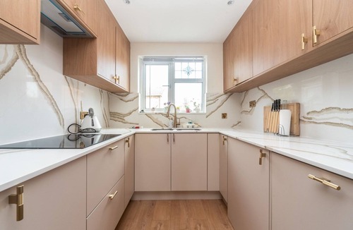Thamesmead House | Spacious Cosy Home Close To London Abbey Wood - Pass the Keys