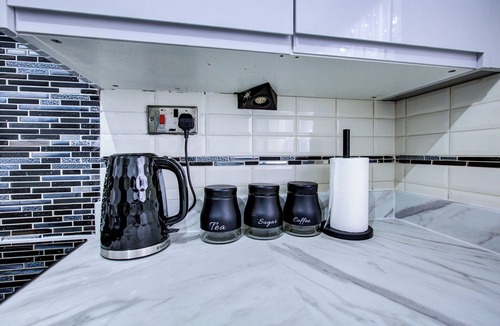 Stratford Apartment | Stratford 2BR Comfy Stay – Work, Rest & Explore