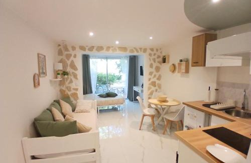 Saint-Vallier-de-Thiey Apartment | Studio calme avec terrasse et piscine