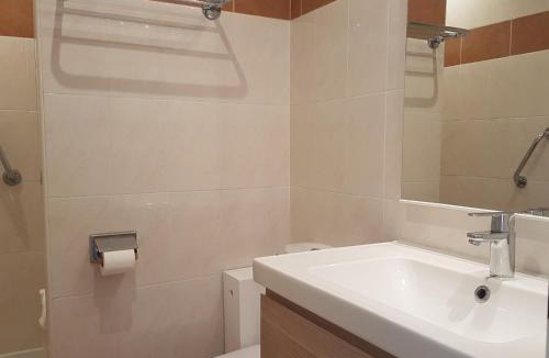 Saint-Raphael Apartment | Studio clim. proche plage, commerces & gare avec WiFi, parking en option - FR-1-466A-15