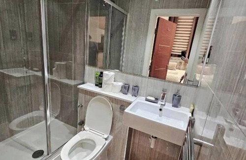 Little Venice Apartment | Studio Sleeps 4 with South-facing View