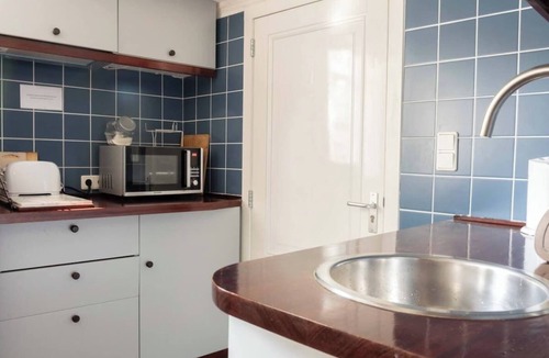 Burgwallen Nieuwe Zijde Apartment | Studio/Souterrain apartment located at Canal!