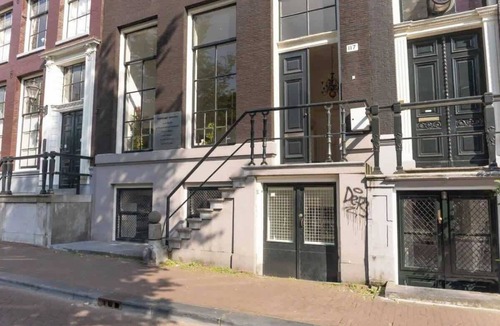Burgwallen Nieuwe Zijde Apartment | Studio/Souterrain apartment located at Canal!