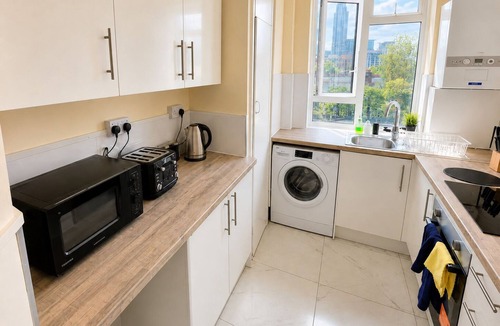 Prince's Apartment | Stunning 3-Bed Central London Flat- Free Parking, Sleeps 7, Perfect for Families