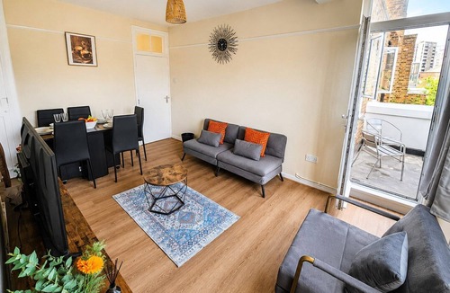 Prince's Apartment | Stunning 3-Bed Central London Flat- Free Parking, Sleeps 7, Perfect for Families