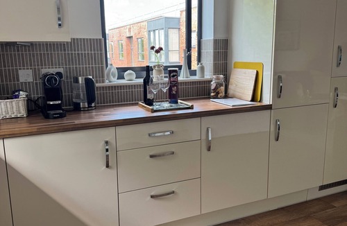 Uxbridge North Apartment | Stunning Modern 2-bedroom apartment in Uxbridge with Lift & parking. Fast Wi-Fi