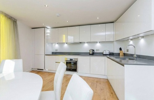 Evelyn Apartment | Stylish 1-Bed Apartment Near Canary Wharf & Central London