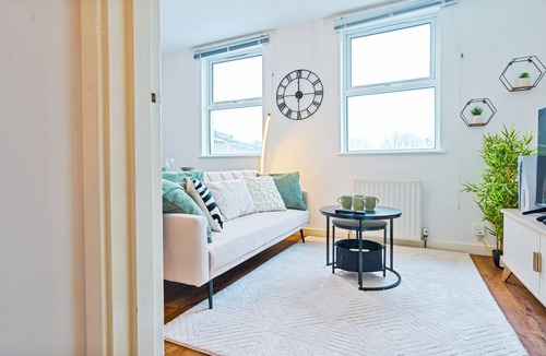 South Bermondsey Apartment | Stylish 2-bed flat in the heart of Bermondsey (Free Parking)