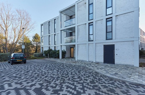 Uxbridge North Apartment | Stylish Japandi-Inspired 2-Bedroom Home with Terrace, Parking & EV Charger.