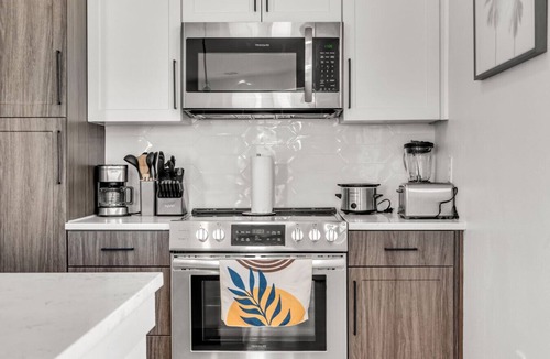 Ruskin Apartment | Sunny 2-Bed Oasis: Pool & Gym in Apollo Beach