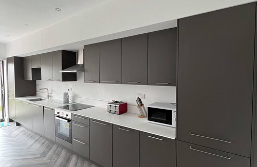 Cranbrook House | Terrific 5bedroom house with WiFi ,2 min walk to RedBridge underground station