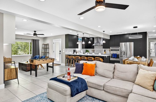 Temple Terrace House | The Grandview | A Luxe Family Retreat w/Pool