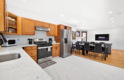 Milton House | The Milton Manor 5BR 2BA - Sleeps 10 - Unit 2