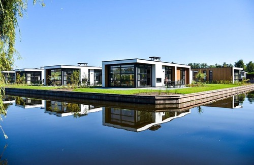Oud-Loosdrecht House | These luxurious, nice, and detached vacation villas for 4 people all have a unique view of the water. The luxurious villa offers lots of privacy, a high comfort level, and has a spacious, hardwood outdoor deck. All ingredients to enjoy an amazing tim