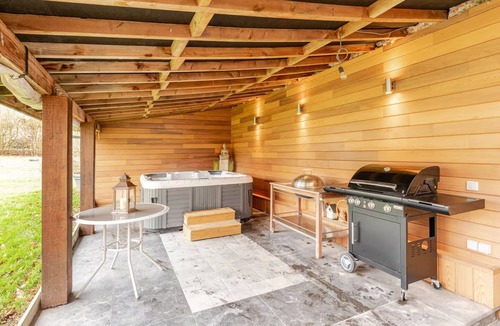 Grez-Doiceau Apartment | Under a perched roof, a small cocooning studio with private Spa