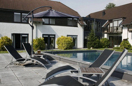 Lekkerkerk Hotel | Unwind with Terrace Dining, Seasonal Pool & Free Parking in Lekkerkerk