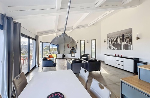 Les Adrets-de-l'Esterel Villa | Villa 'Luxe Vue Mer Baie De Cannes' with Sea View, Wi-Fi and Air Conditioning