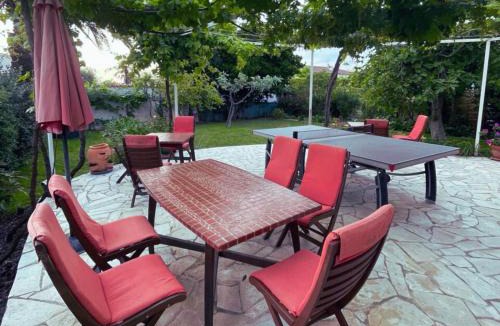 Plaine de la Brague House | Villa la Croix Lorette- 190m2, 10 personnes max, 65m2 de Terrasse, Barbecue, 200m2 de Jardin, parking, wifi, vue mer,10min à pied plage de Galets