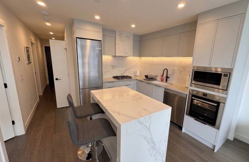 South Pandosy Apartment | Waterfront luxurious 2-bedroom/2 bath apartment in fabulous Kelowna