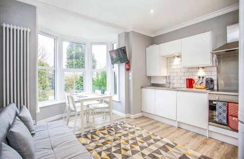 Watford Apartment | Watford WD18 - Homely 2Bedroom/1Bathroom Flat w/FREE WIFI & FREE PARKING