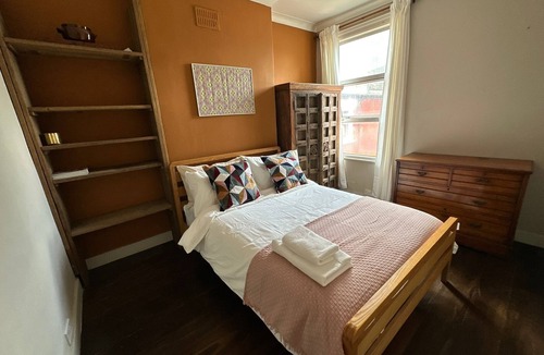 Kensal Green Apartment | Where English Charm Meets Moroccan Soul - 1 Minute from Kensal Green Station