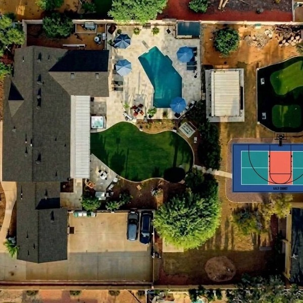 Prime Location! 5000Sq'-Acre Pool/Game Room/Hot Tub/Putting Green/200+ 5★ratings