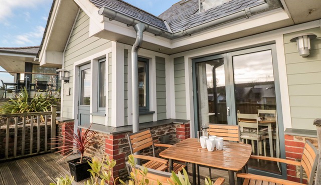 1 COURT COTTAGE, HILLFIELD VILLAGE, family friendly in Dartmouth