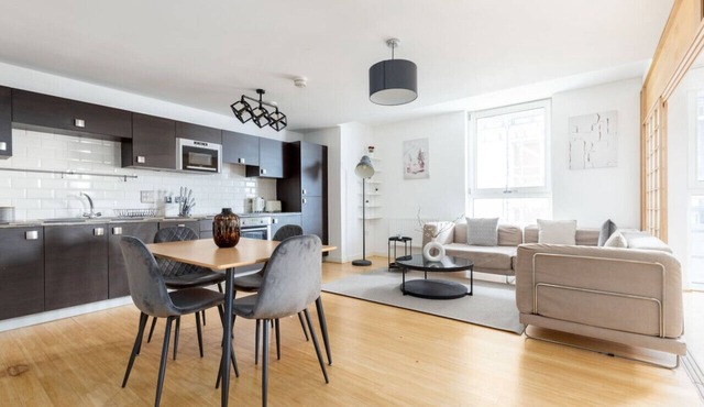 2 Bed Flat with Balcony in Dalston