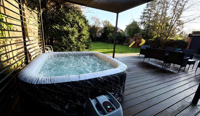 2 Bed - Sleeps 4 - Hot Tub & Bbq