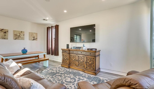 2 Mi to Dtwn Shops & Eats! Phoenix Apartment