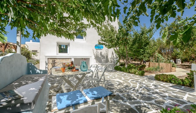 2mins from Agia Anna/Plaka beach, family-friendly, quiet with backyard + garden