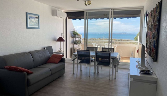 3-room air-conditioned apartment with parking in Port Camargue