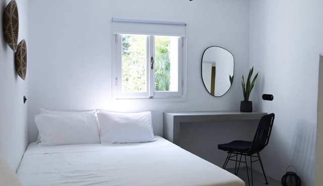 30villa Rd Studio with Front Courtyard