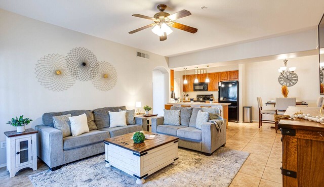 3BR Mesa Condo w Pool, Hot Tub, Gym, Patio, Parking.