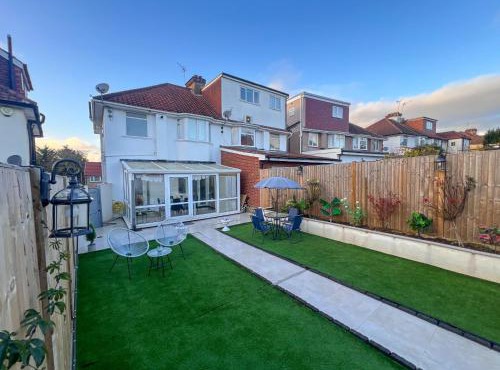 4Bed House with parking and GYM in London Edgware