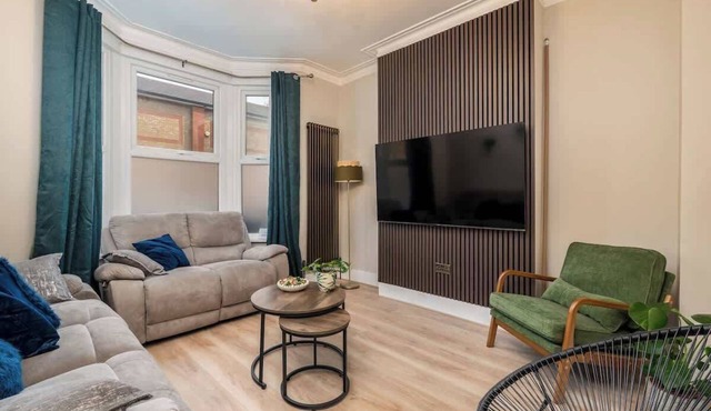 4BR Family Home with 2 Baths in Leyton London