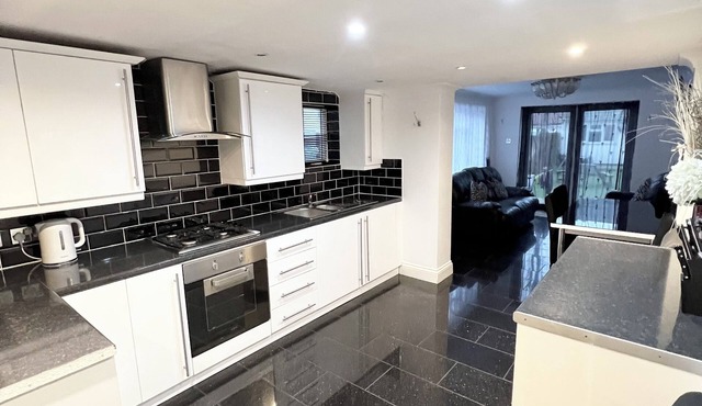 5 Bed Rooms Property Close To Stratford City.