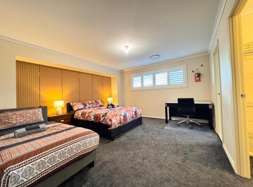 5 Bedroom Group Accommodation Penrith CBD Sleeps 12 Near Hospital Stadium