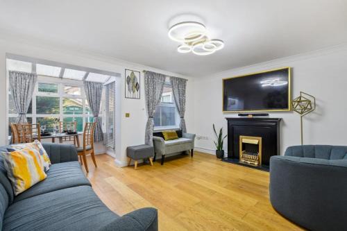 5 Min to Heathrow & Uxbridge Station with Parking