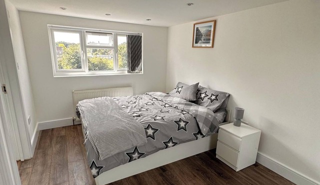 6-Bed 3-Bath Home - Sleeps 14 & Free Parking